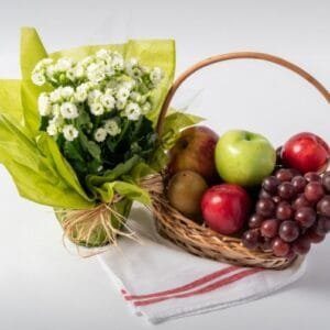 Cesta Pequena de Frutas e Flores