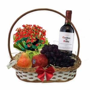 Cesto com Vinho, frutas e flores
